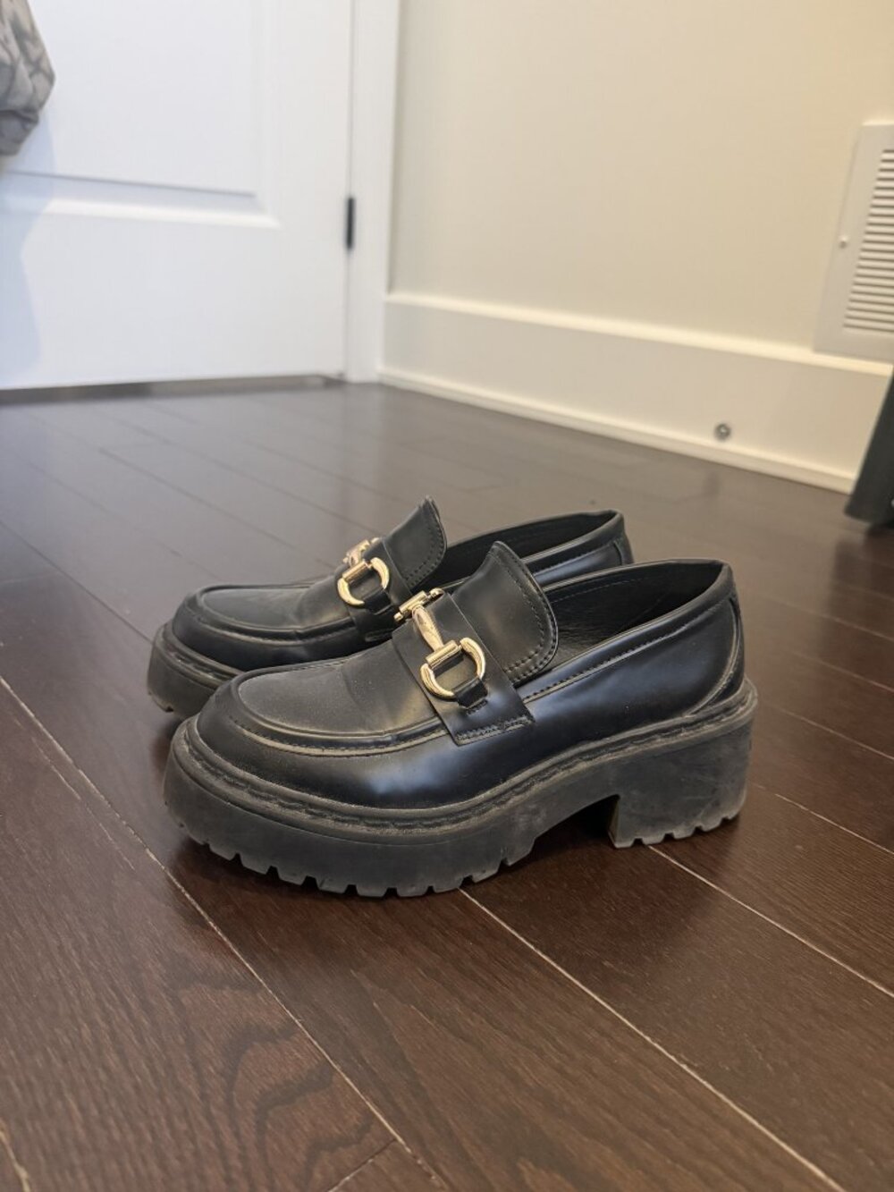 Steve Madden Black Chunky Platform Lug Sole Loafers Gold Horsebit Size 6 - Picture 2 of 3